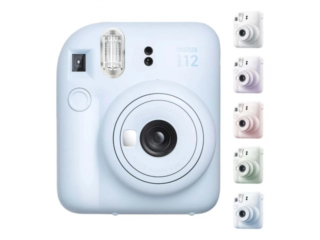 C&aacute;mara Fujifilm Instax Mini 12 Azul junto a un paquete de pel&iacute;cula Instax Mini, promoci&oacute;n en Avlis.