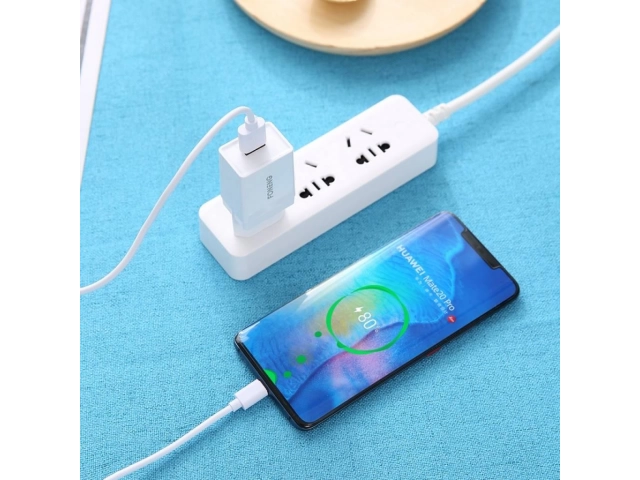 Cargador Foneng K210 2.1A en acción, cargando dos dispositivos (ej. smartphone y auriculares) simultáneamente a través de sus puertos USB-A. Práctico y confiable. Avlis.