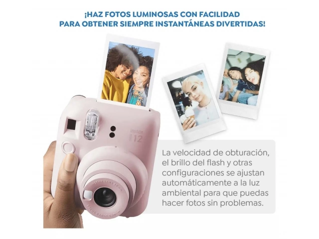 Joven sonriente en Uruguay con su c&aacute;mara Fujifilm Instax Mini 12 Rosa, lista para capturar un recuerdo.