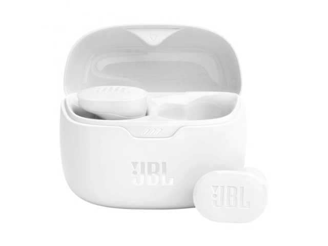 Usuario disfrutando de música sin distracciones con los JBL Tune Buds blancos con ANC en Uruguay, comprá en Avlis.