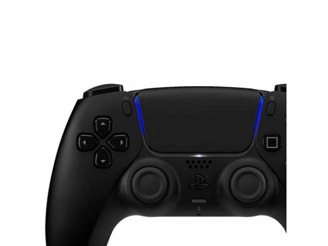 Control Sony DualSense PS5 negro en mano de un gamer, mostrando ergonomía, a la venta en Avlis Uruguay.
