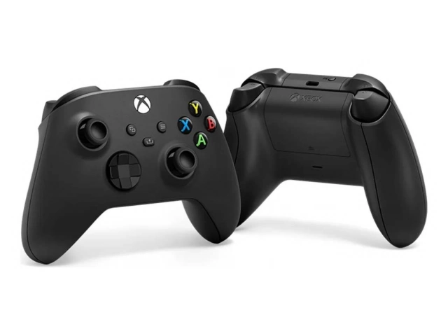 Gamer utilizando el control Xbox One S Negro, destacando su agarre texturizado y comodidad para jugar en Uruguay.