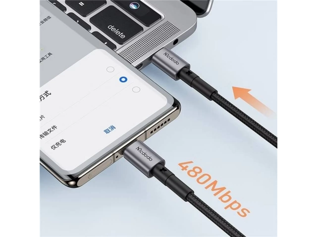 Primer plano del conector USB-C del cable Mcdodo mostrando la pantalla digital LED con el vataje de carga en tiempo real.