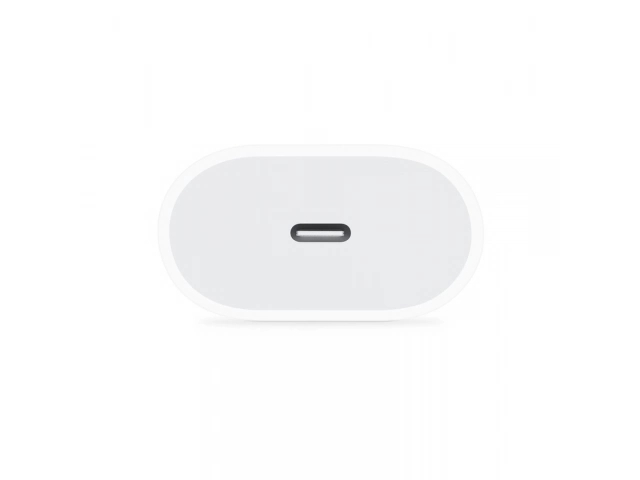 Primer plano del puerto USB-C del cargador original Apple 20W, mostrando su diseño compacto y calidad. Accesorios originales Apple disponibles en Avlis. 