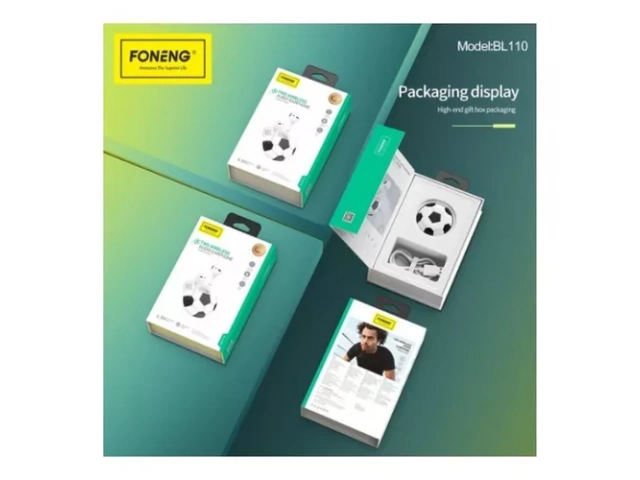 Auriculares Foneng BL110 en su estuche de carga con forma de balón de fútbol, estuche abierto.