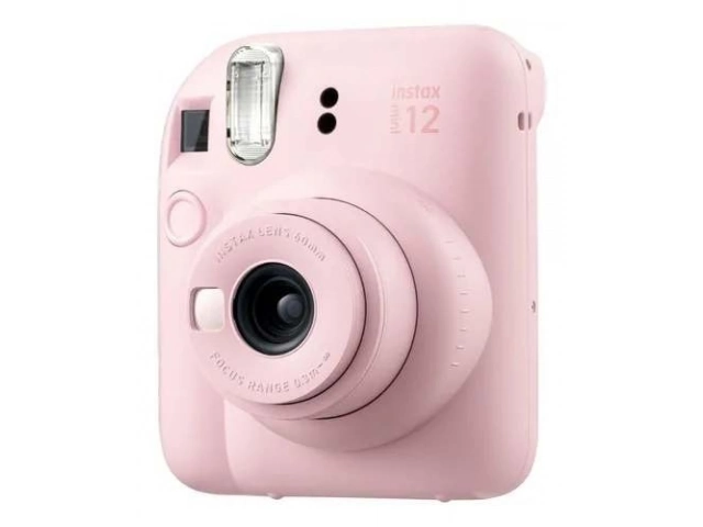Ejemplo de fotos instant&aacute;neas del tama&ntilde;o de una tarjeta de cr&eacute;dito tomadas con la Fujifilm Instax Mini 12 Blossom Pink.