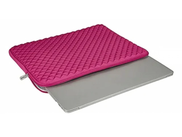 Protege tu laptop de 15.6 pulgadas con estilo. Nuestra funda capitoneada ofrece acolchado superior contra golpes y arañazos. ¡Seguridad elegante para tu equipo!