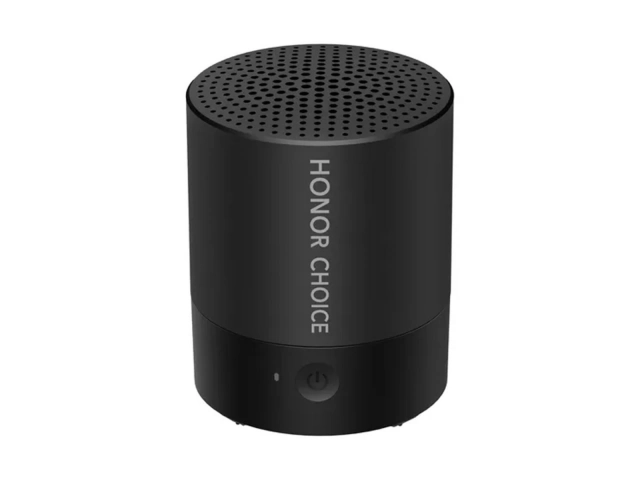 El Honor Choice Bluetooth Speaker Mini siendo transportado fácilmente gracias a su diseño compacto.