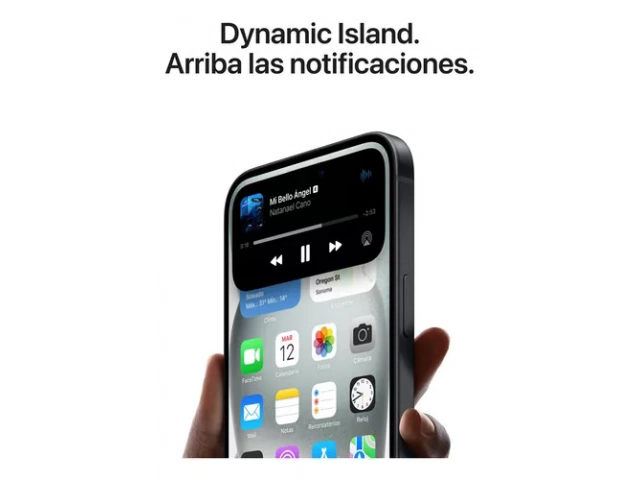 iPhone 15 128GB Black sostenido en mano mostrando dise&ntilde;o compacto y elegante