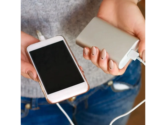 iPhone cargando rápidamente con el cable Foneng X66 Lightning de 1 metro y 3A, mostrando su funcionalidad y diseño. Comprá accesorios Apple en Avlis Uruguay. 