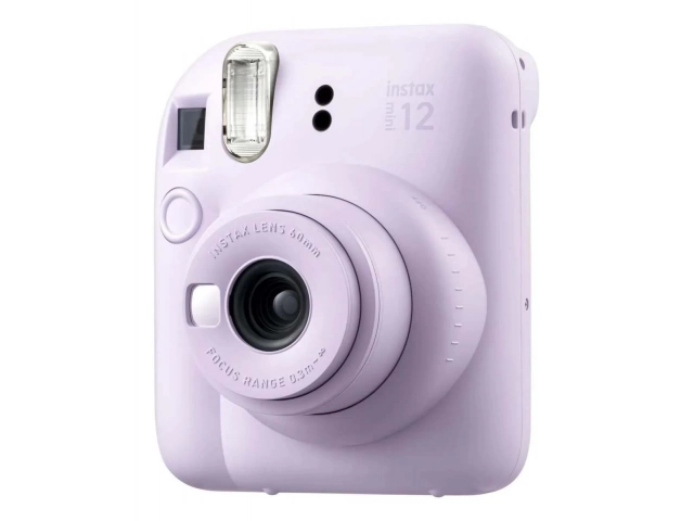 Persona sonriente en Uruguay utilizando la cámara Fujifilm Instax Mini 12 Lila para tomar una foto instantánea.