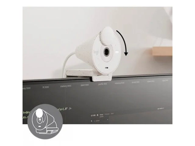 Persona usando la Logitech Brio 300 durante una videollamada profesional