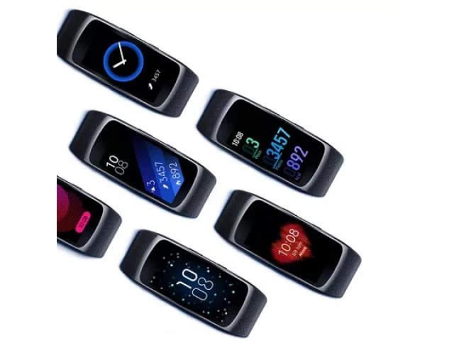 Pantalla encendida del Gear Fit 2 mostrando interfaz de usuario clara y colorida.