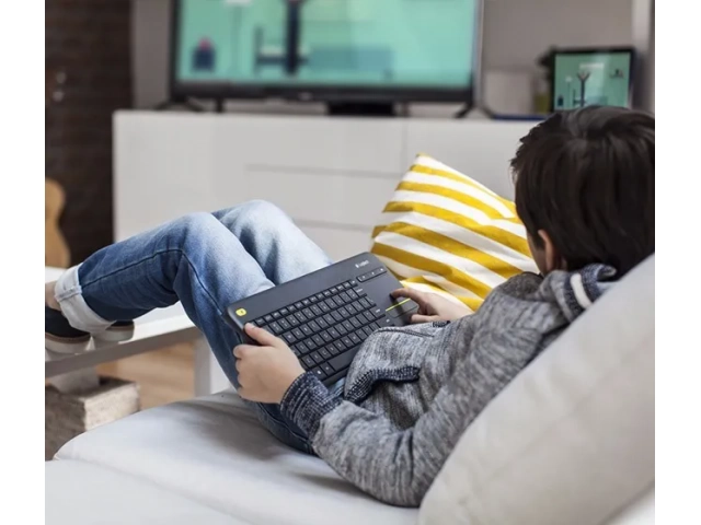 Logitech K400 Plus usado c&oacute;modamente desde un sof&aacute; para controlar una Smart TV o PC.