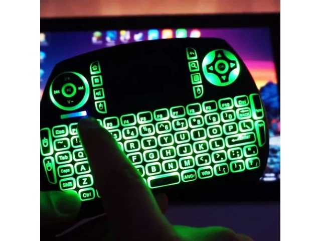 Detalle del touchpad y teclas multimedia del mini teclado inalámbrico para TV Box, disponible en Avlis.