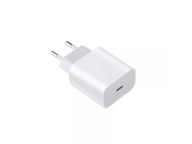 Primer plano del puerto USB-C del cargador rápido Xiaomi 20W. Potencia y compatibilidad para tus dispositivos en Uruguay, con Avlis.