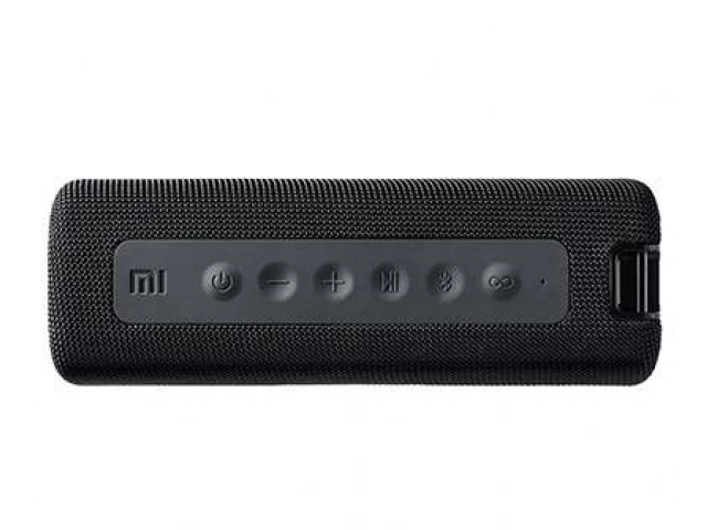 Parlante Xiaomi Mi Bluetooth Speaker 16W negro en uso, demostrando su portabilidad y resistencia al agua IPX7.