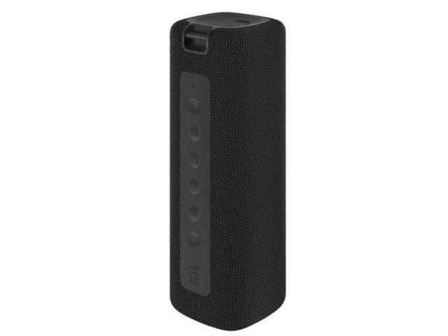 Parlante Xiaomi Mi Bluetooth Speaker 16W negro en uso, demostrando su portabilidad y resistencia al agua IPX7.