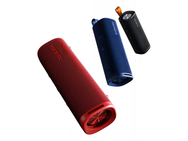 Imagen inclinada del parlante Xiaomi Sound Outdoor 30W rojo, destacando su diseño ergonómico.